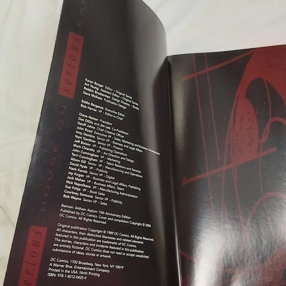 BATMAN: Arkham AsylumComic - Picture 2 of 4